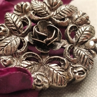 sølvfarvet rund med blade og roser vintage broche genbrug